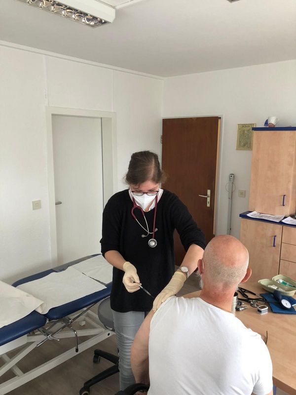 Frau Dr. Judith von Oettinger bei der Impfung